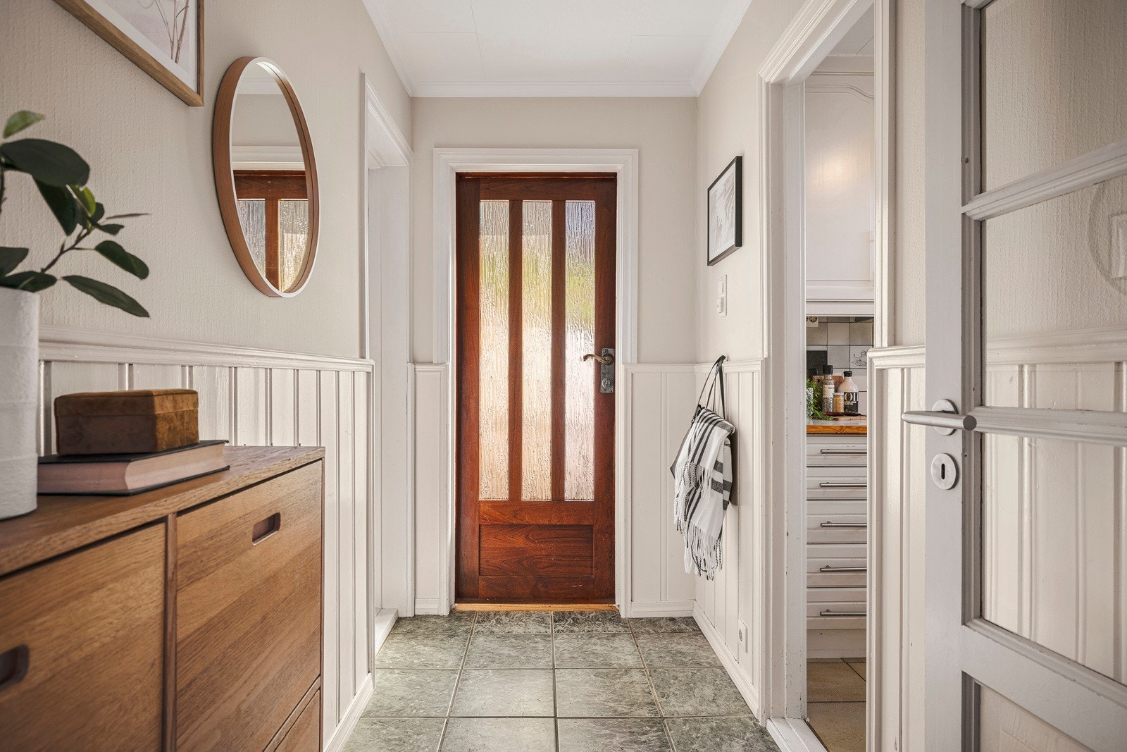 - Det første du møter er en entré på 3,7 kvm med flislagt gulv og gulvvarme - Galleribilde