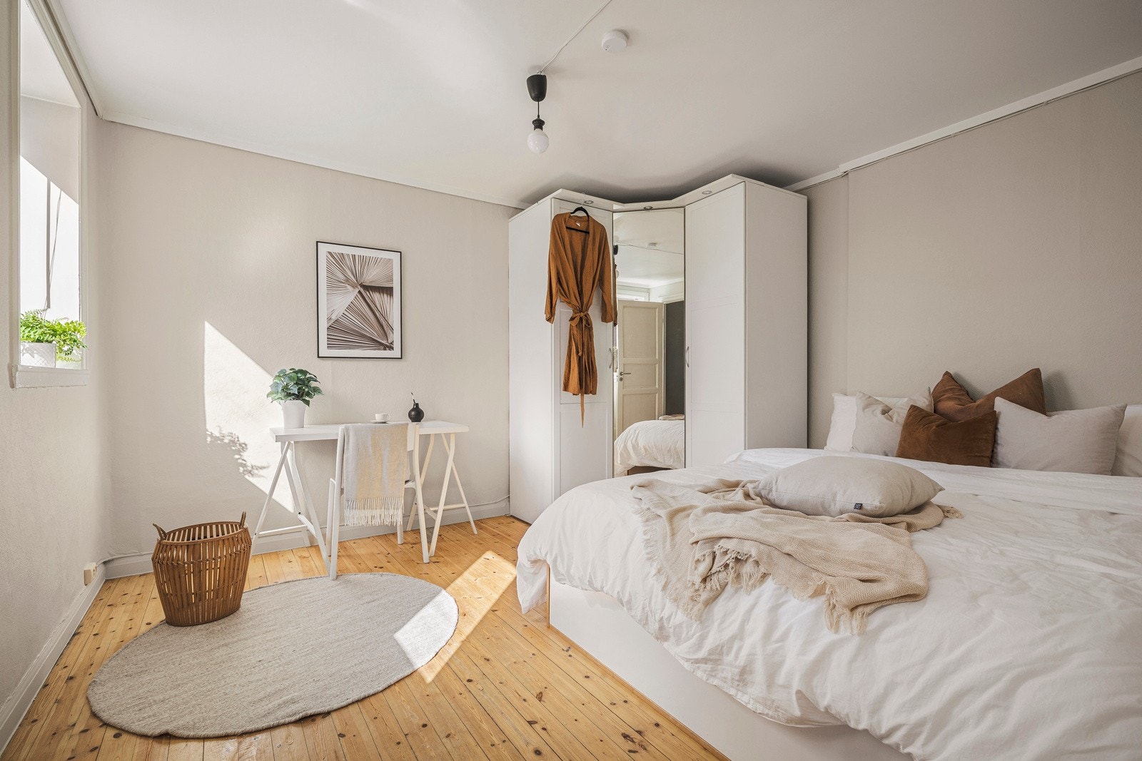 - Her har du god plass til både dobbeltseng, nattbord, garderobe og skrivebord - Galleribilde