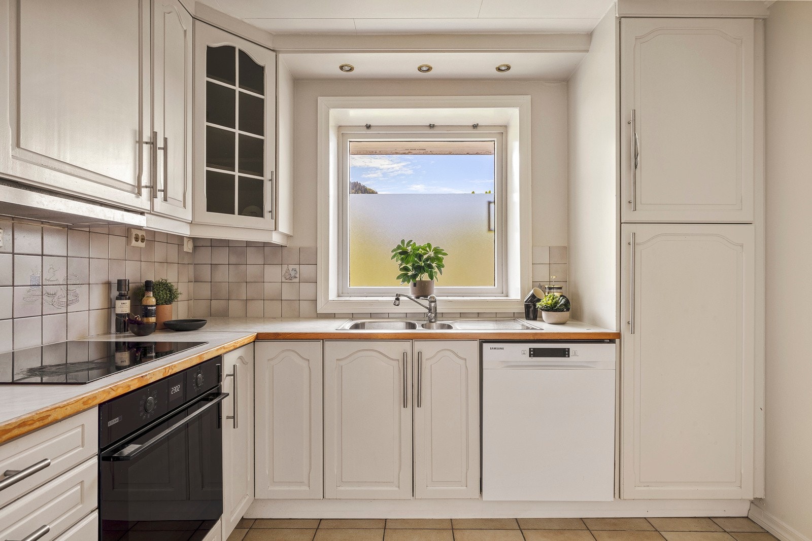 - Kjøkkenet har innredning med profilerte fronter og benkeplate av laminat med nedfelt vask - Galleribilde