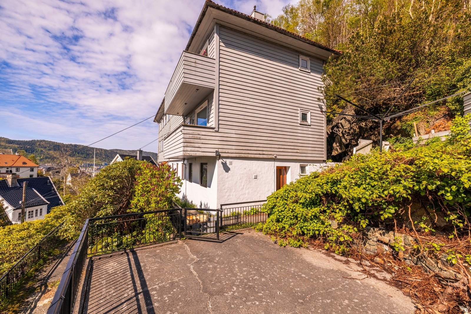 - Sameiet har en fin innegjerdet platting med plass til utemøbler - Galleribilde