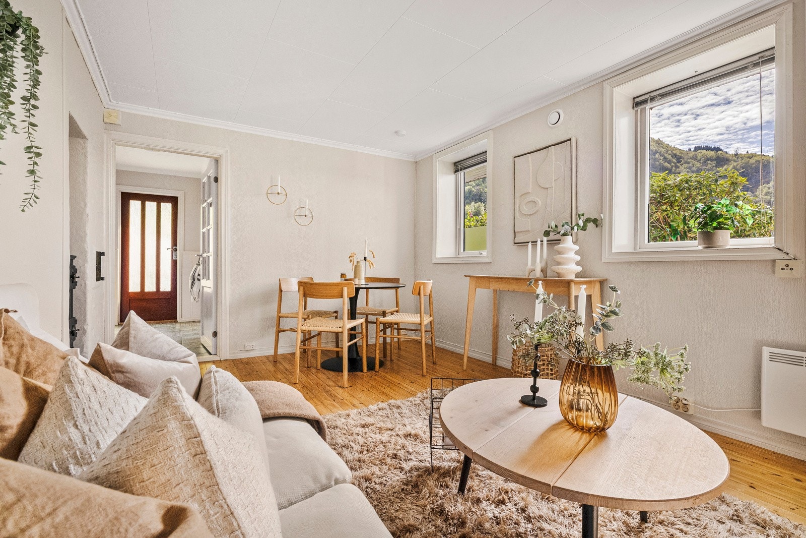 - Vinduene slipper inn godt med naturlig lys - Galleribilde