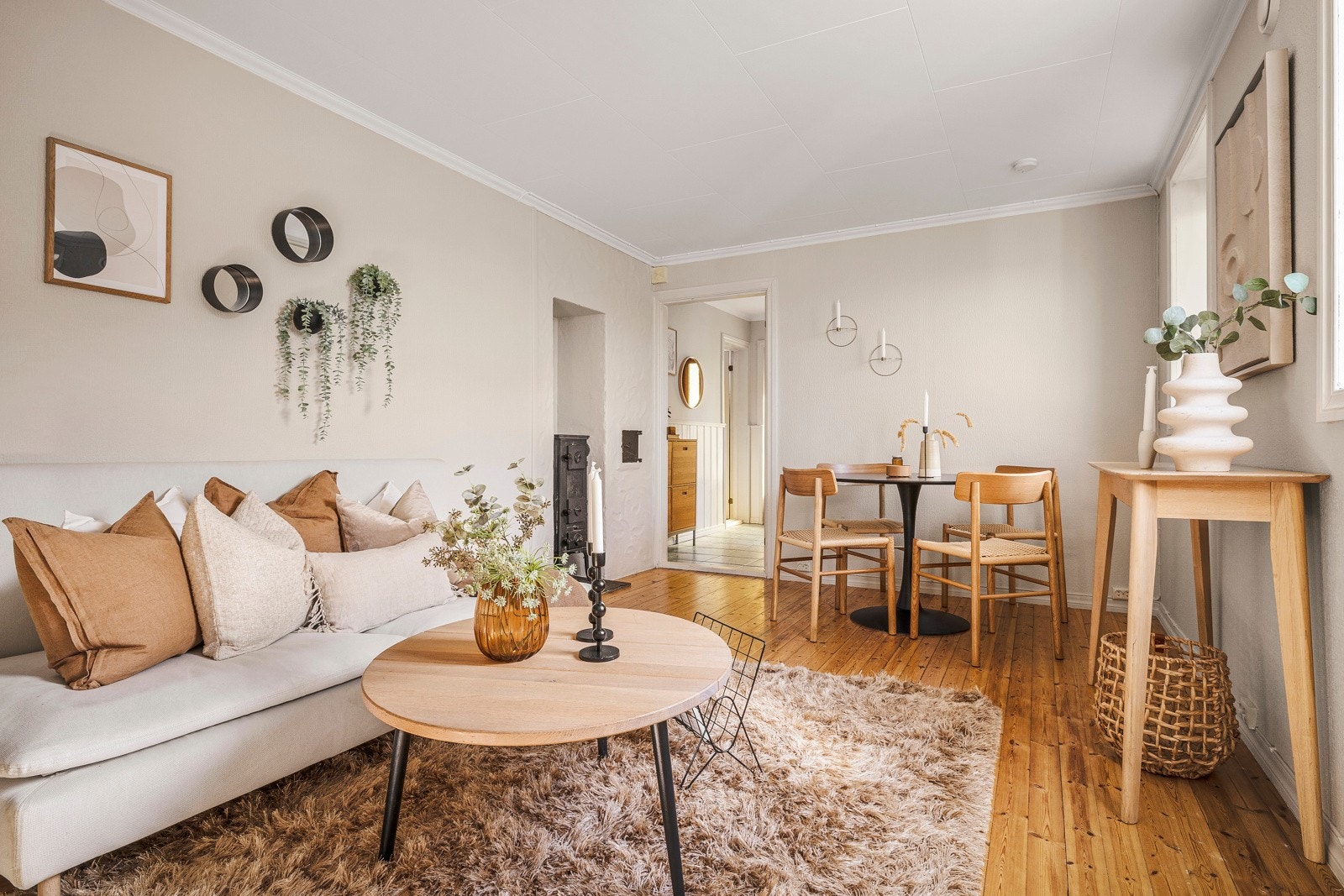 - Stuen måler 13,7 kvm og fremstår luftig og romslig - Galleribilde