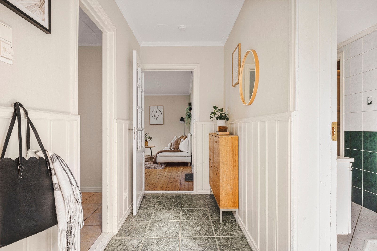 - Her har du plass til oppheng og skohyller - Galleribilde