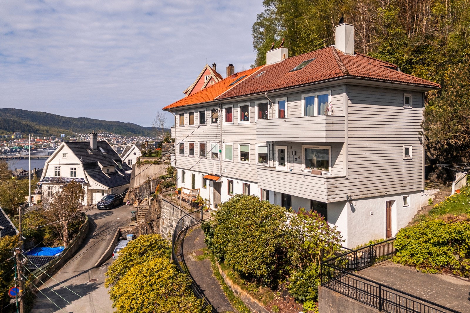 - Boligen ligger fint til i Tarlebøveien ved Svartediket med kort vei til det meste - Galleribilde
