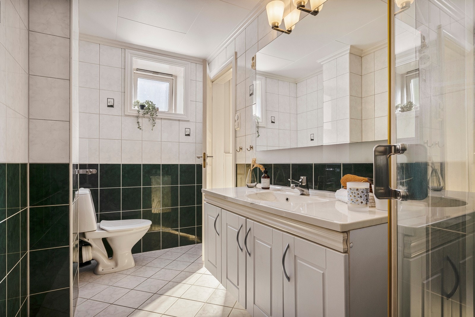 - Badet er innredet med toalett, dusjnisje og benkeskap med heldekkende servant - Galleribilde