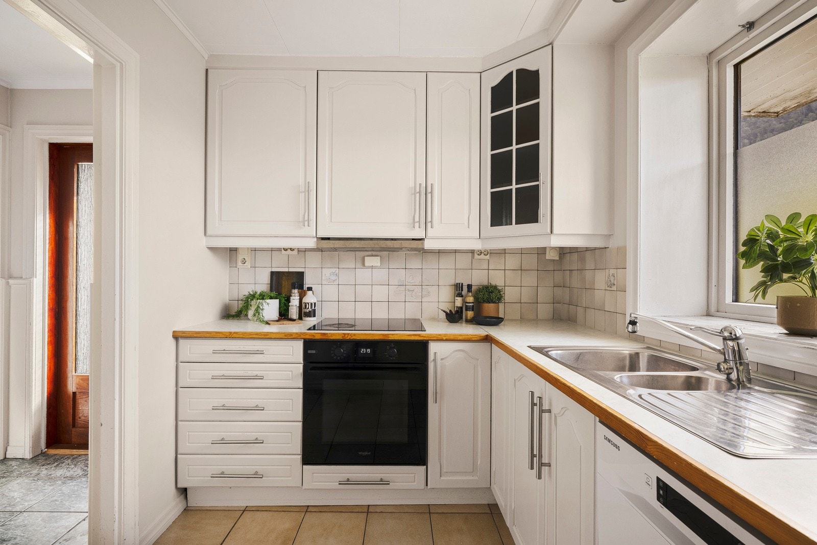 - Det er lagt fliser mellom benkeplate og overskap for enklere rengjøring - Galleribilde