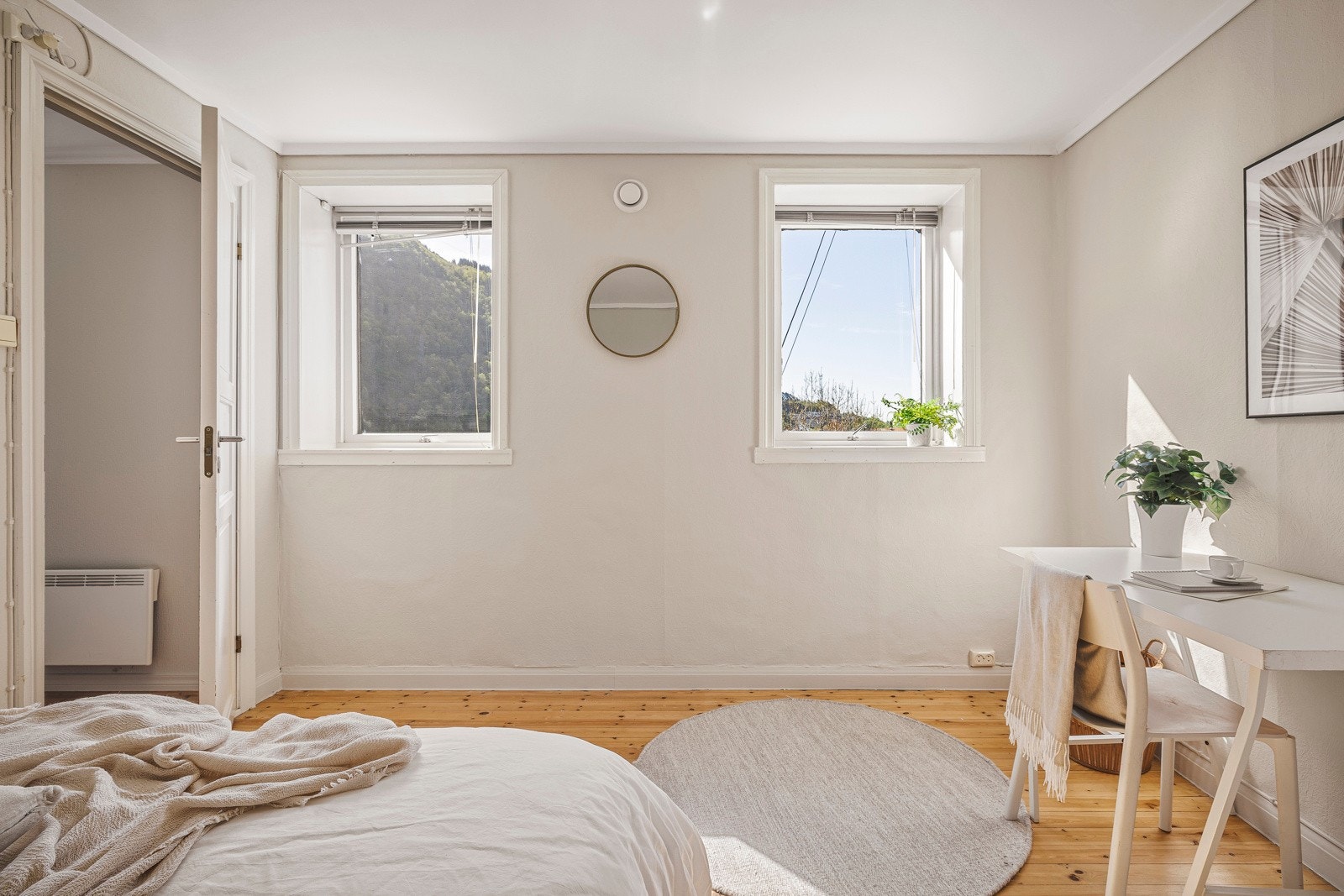 - Vinduene slipper inn godt med naturlig lys - Galleribilde