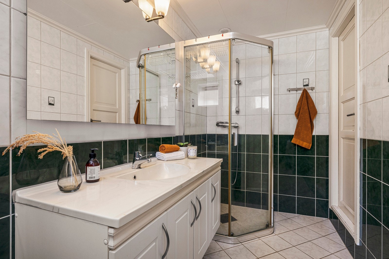 - Badet er helfliset og har varme i gulv - Galleribilde