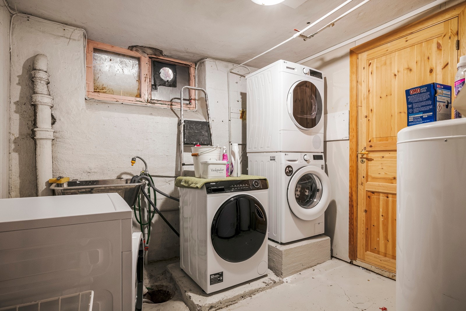 - Fra badet kommer du inn til leilighetens bod på 5 kvm, som leder videre til felles vaskerom med plass til egen vaskemaskin - Galleribilde