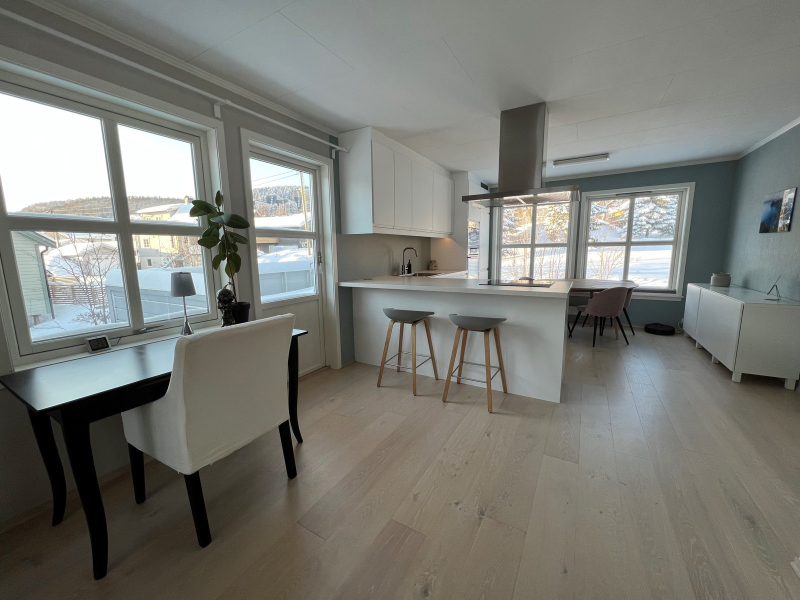 Stor og romslig leilighet, med god plass mellom stue- og kjøkkenområdet.