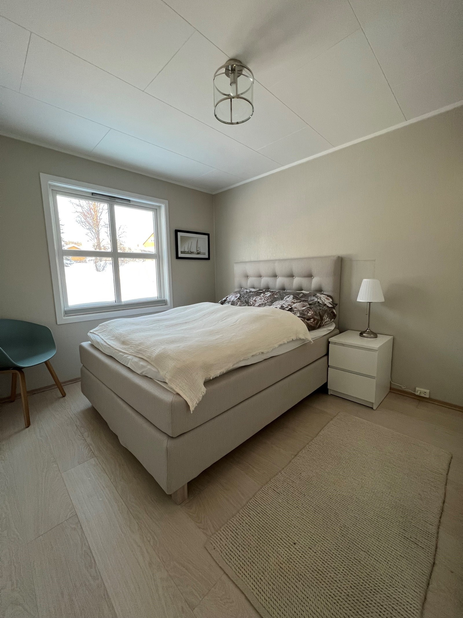 Hovedsoverom med god plass, det er totalt 3 soverom i leiligheten (2 er ikke avbildet).