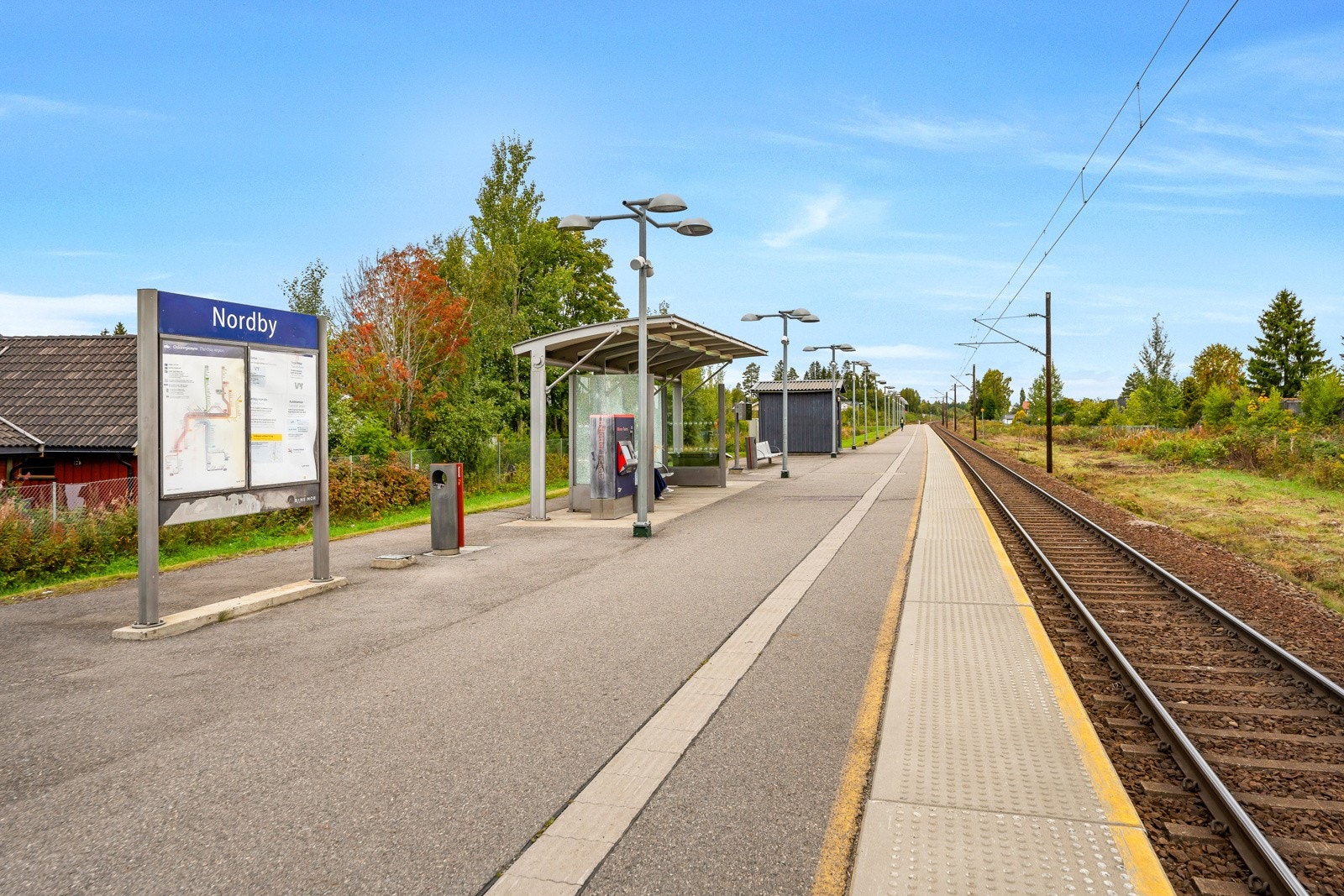 Togavgang til Oslo hver halvtime med en reisetid inn til hovedstaden er på ca. 37 min. Det er prioritert parkering ved togstasjonen for pendlere. Galleribilde