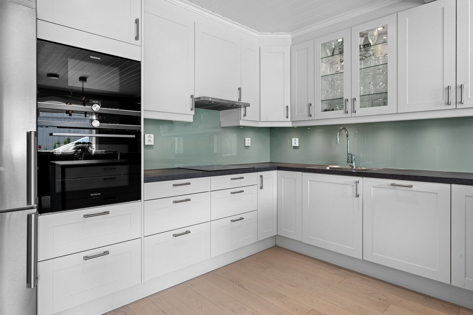 Du finner integrerte hvitevarer som induksjonstopp, stekeovn, mikrobølgeovn, oppvaskmaskin og vinskap. Ellers er det et frittstående kjøleskap med fryserdel. Galleribilde