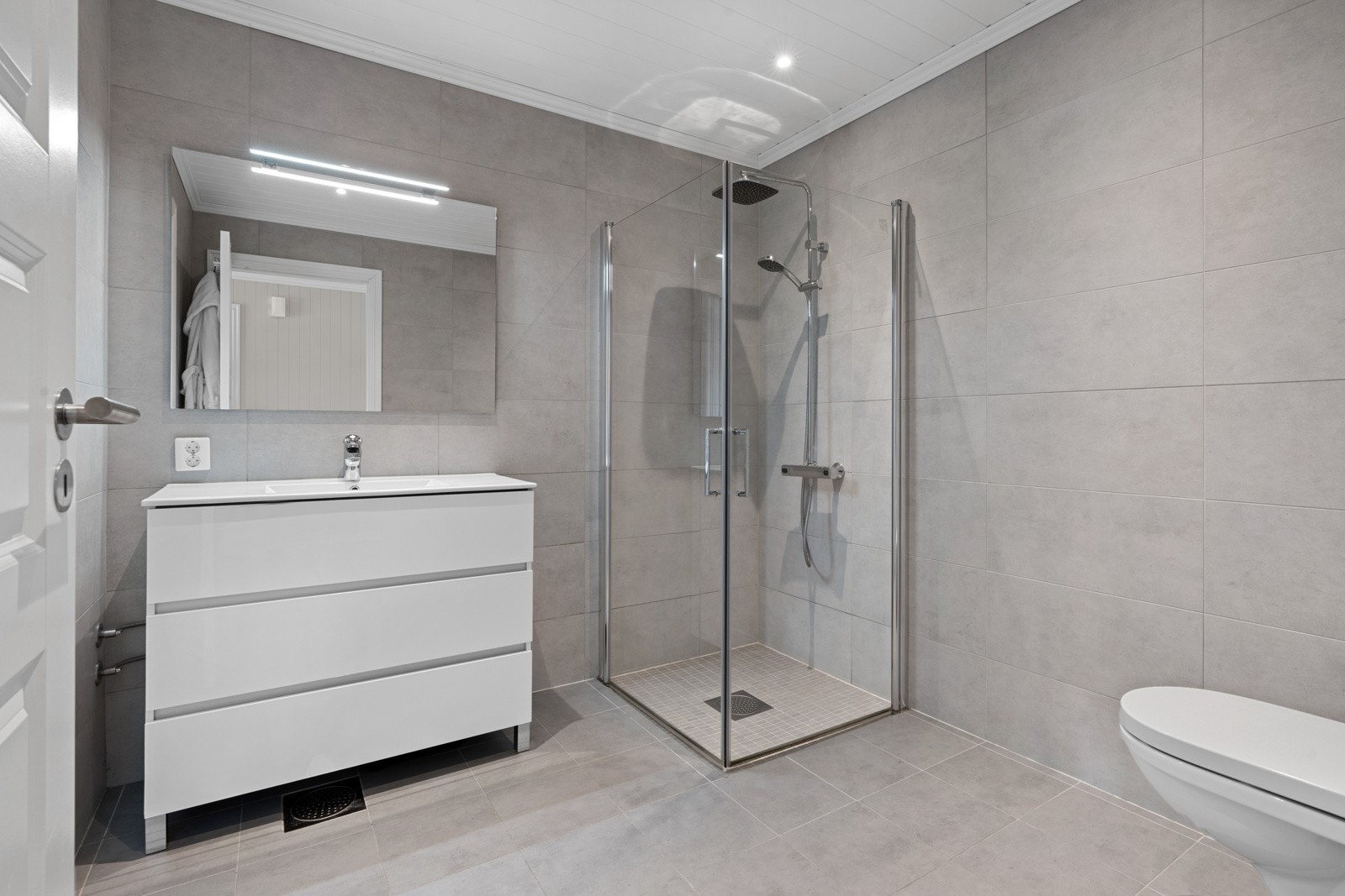 I 1. etasje ligger hovedbadet som er lekkert og innbydende! Galleribilde