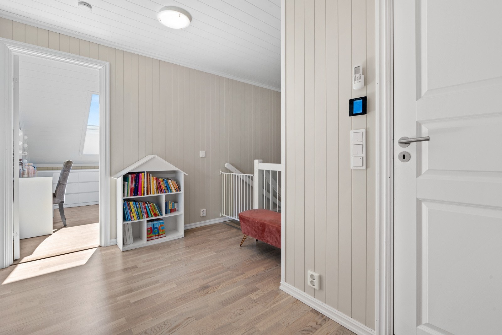 Velkommen opp i 2. etasje! Etasjen består av gang, tre soverom, bad og bod. Galleribilde