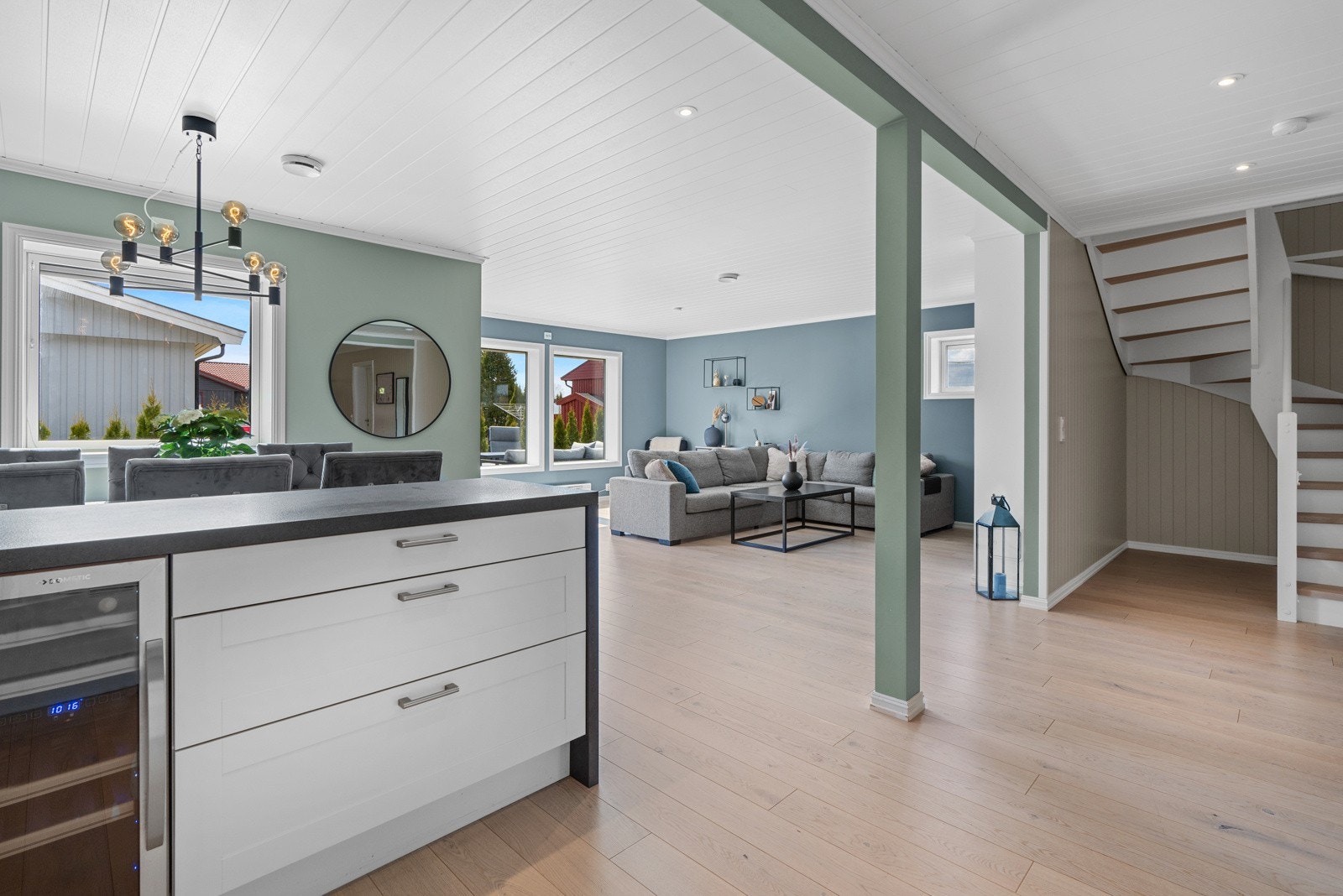 Veggene har blitt malt i moderne farger og gulvet er belagt med en-stavs parkett. Galleribilde