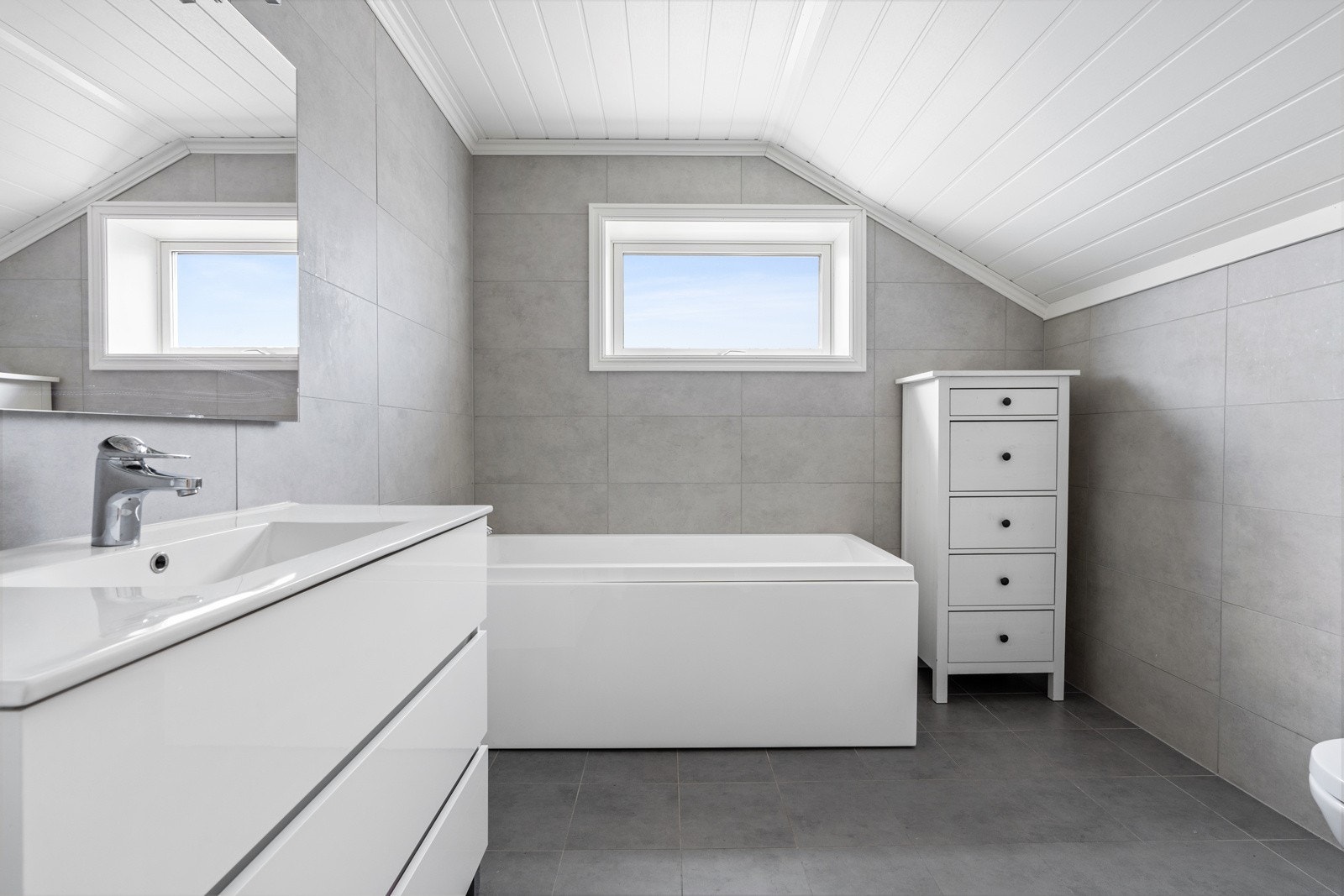 I 2. etasje finner du et delikat og flislagt baderom med gulvvarme. Galleribilde