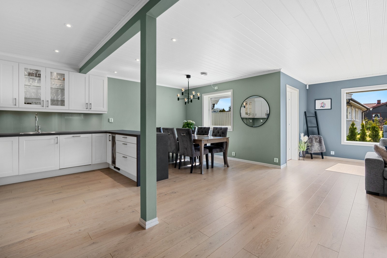 Ellers har eneboligen balansert ventilasjonsanlegg som sikrer frisk og god luft. Galleribilde