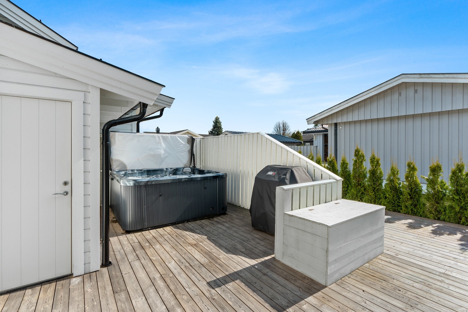 Du har god plass til det du måtte ønske av utemøblement! Galleribilde