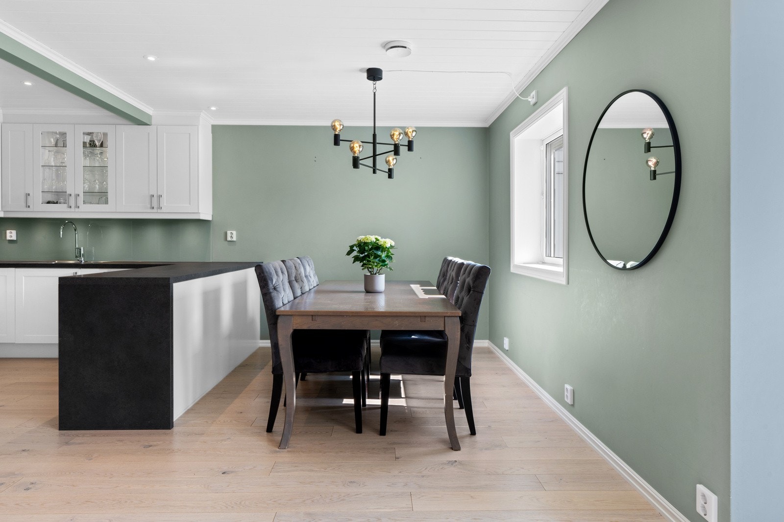 Det er plass til et stort spisebord. Galleribilde