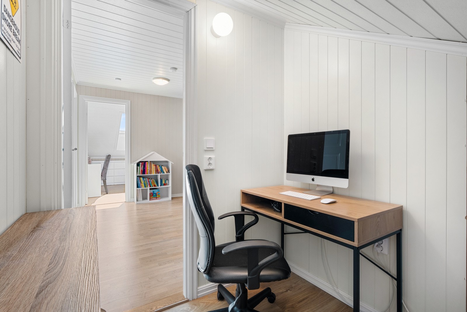 Fra trapperommet i 2. etasje er det adkomst til en innvendig bod med gode oppbevaringsmuligheter. Galleribilde