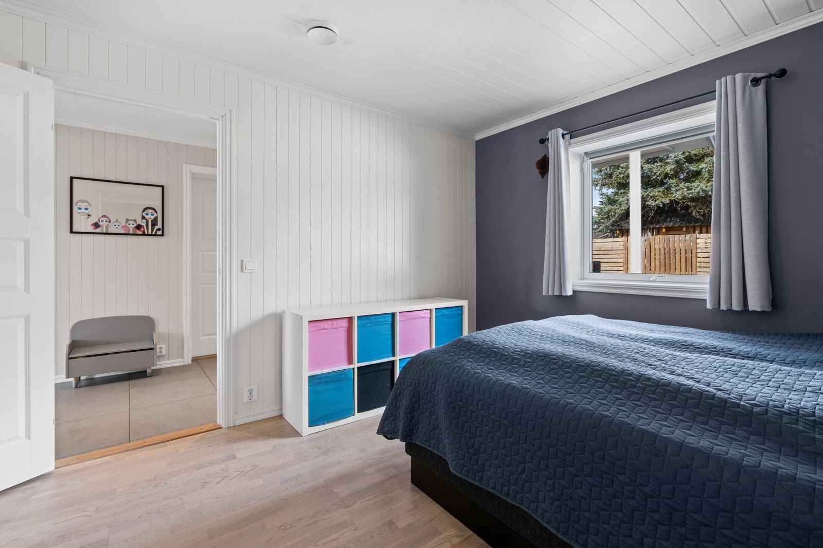 Det er god plass til dobbeltseng, nattbord på hver side og garderobeskap. Galleribilde