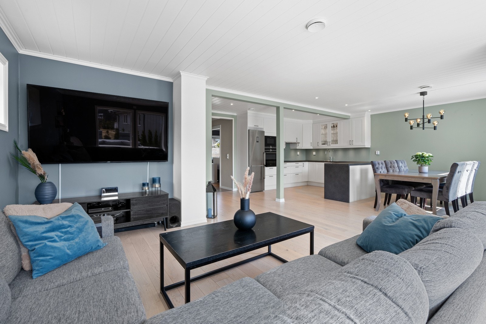 Stuen er lys og romslig i et tidsriktig fargevalg. Galleribilde