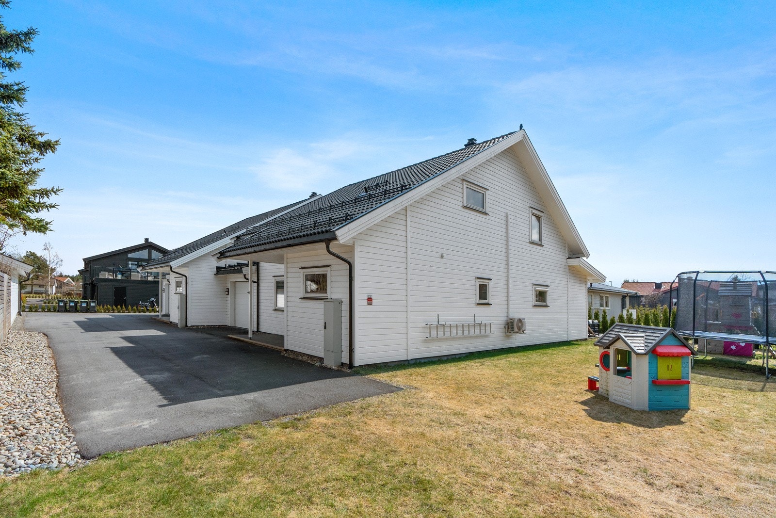 Tilliggende garasje med el-bil lader samt adkomst til innvendig bod. Garasjen og boden er isolert og oppvarmet Galleribilde