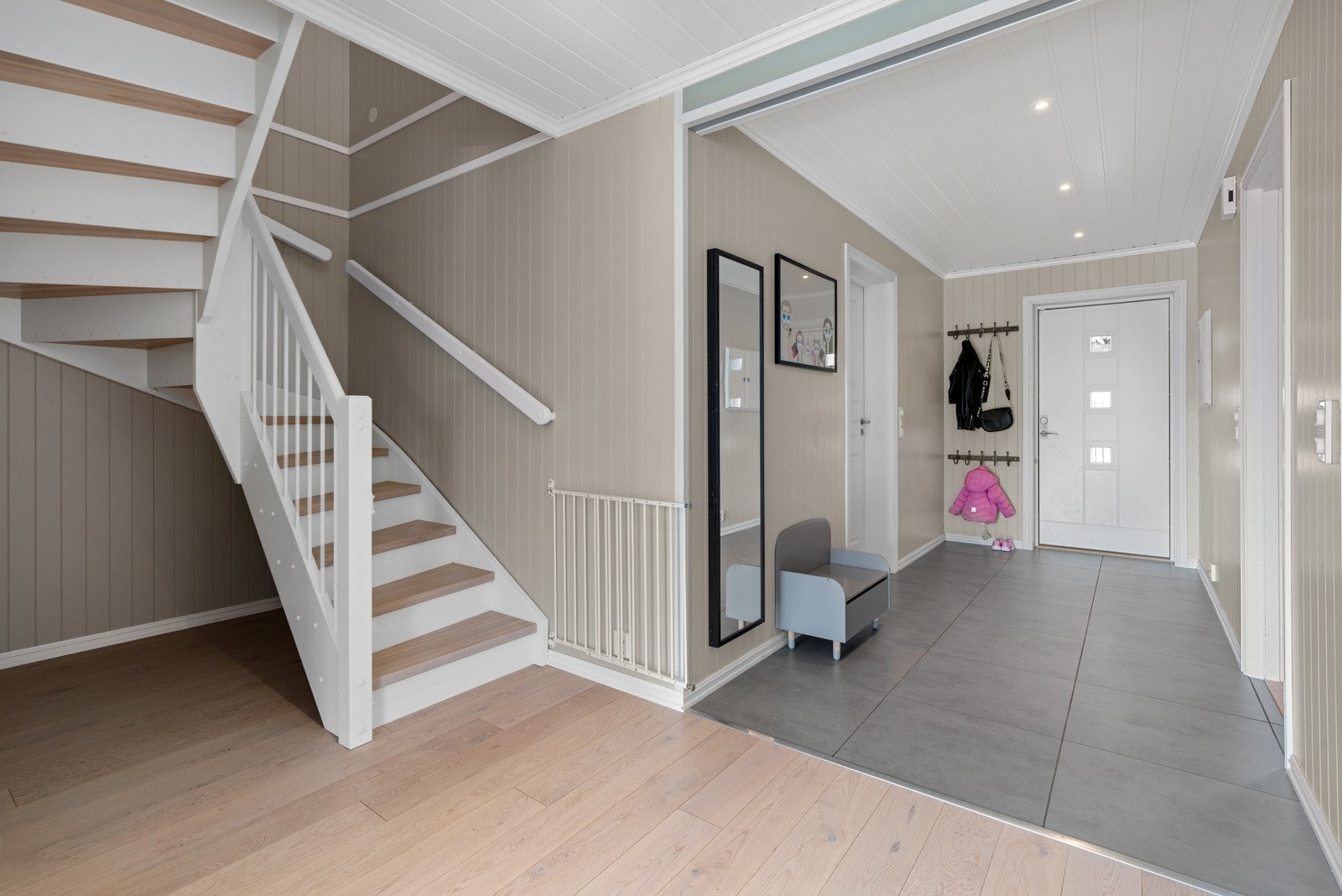 Boligen har en lys og romslig entré med god plass til å henge fra seg yttertøy. Fra entreen er det trappeadkomst opp til 2. etasje. Galleribilde