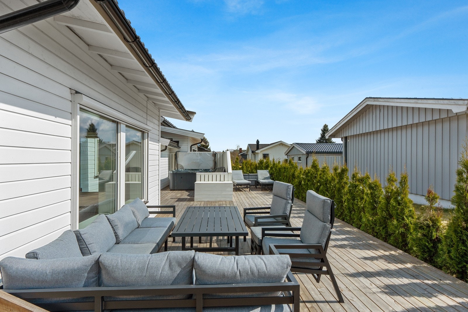 Uteplassen vender mot syd, og har gode solforhold. Galleribilde