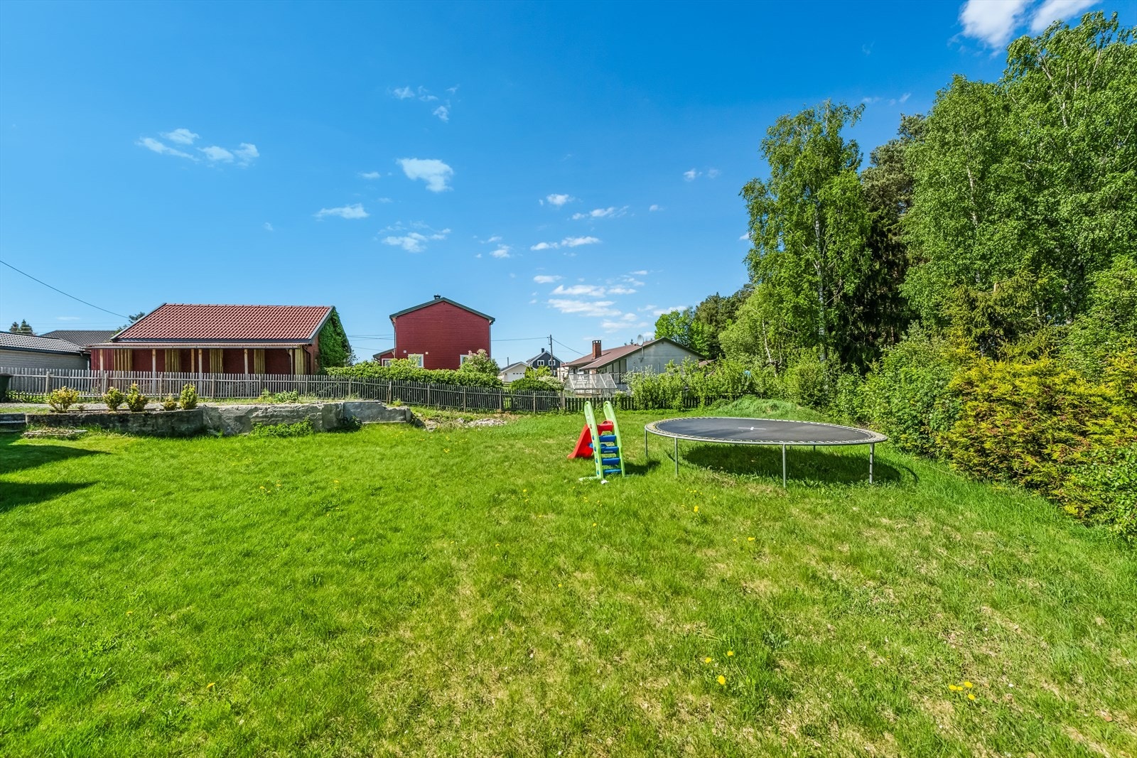 Kort gangavstand til Hokksund sentrum med alle servicetilbud med blant annet flere koselige cafe/restauranter, butikker, bank, vinmonopol, lege, apotek, ungdomsskole m.m. Galleribilde