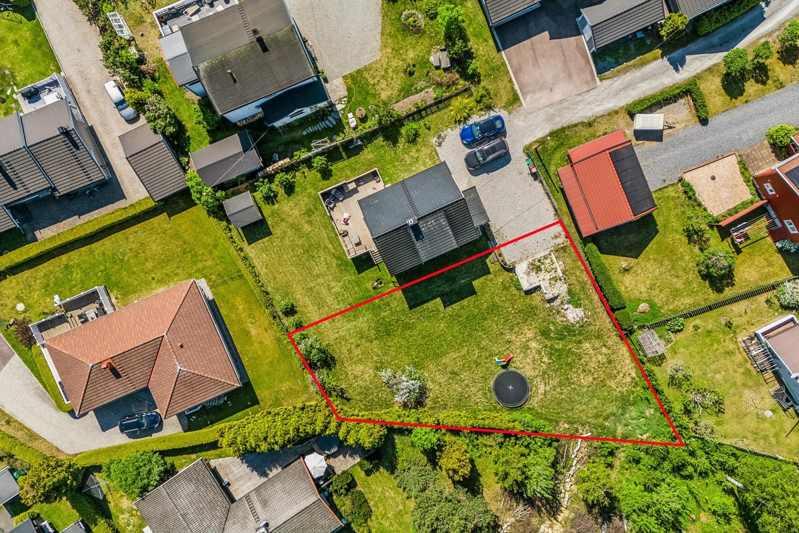 Ca. tomtegrense. Meget kort vei til barnehager og flott nyere idrettsanlegg (flerbrukshall/turnhall, bordtennis, fotballhall, kunstgressbane, sandvolleyball- og sandhåndballbaner) Galleribilde