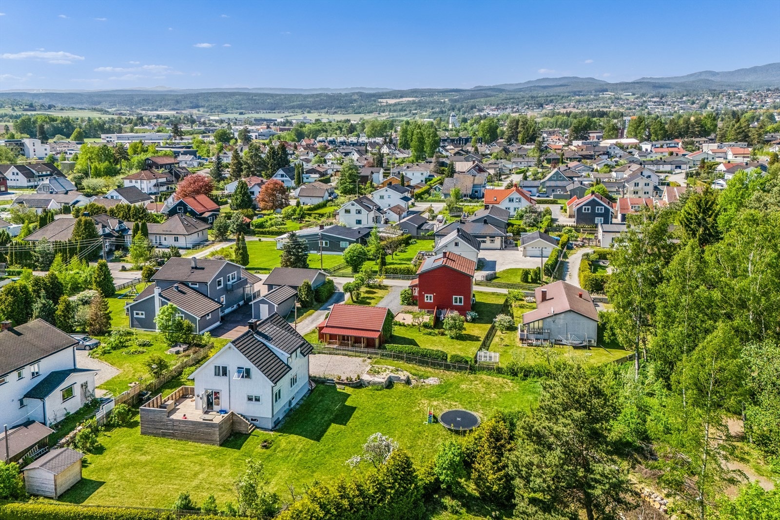 Eiendommen har en attraktiv beliggenhet i meget solrikt og barnevennlig boligområde. Galleribilde