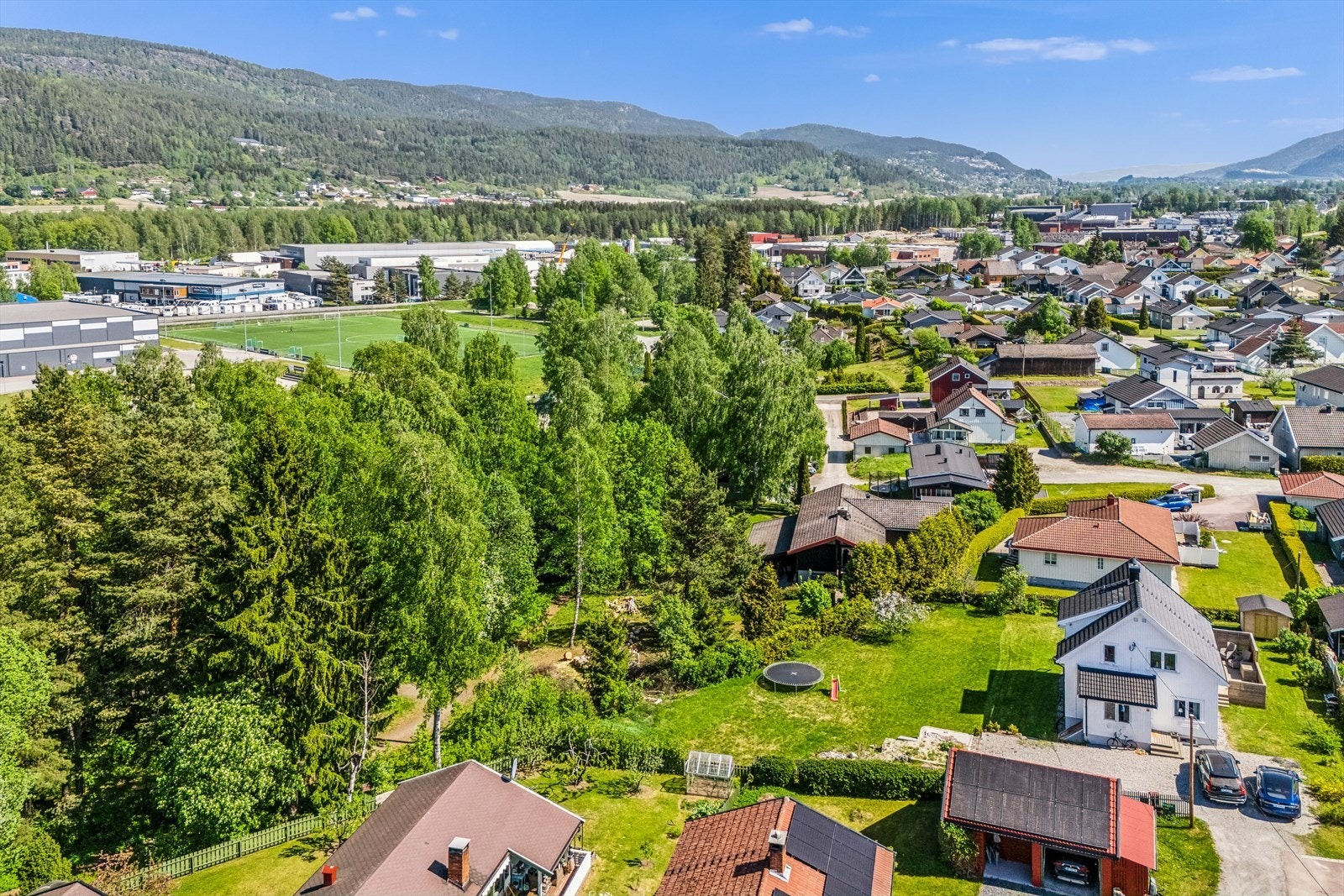 Tomten grenser mot friområdet. Galleribilde