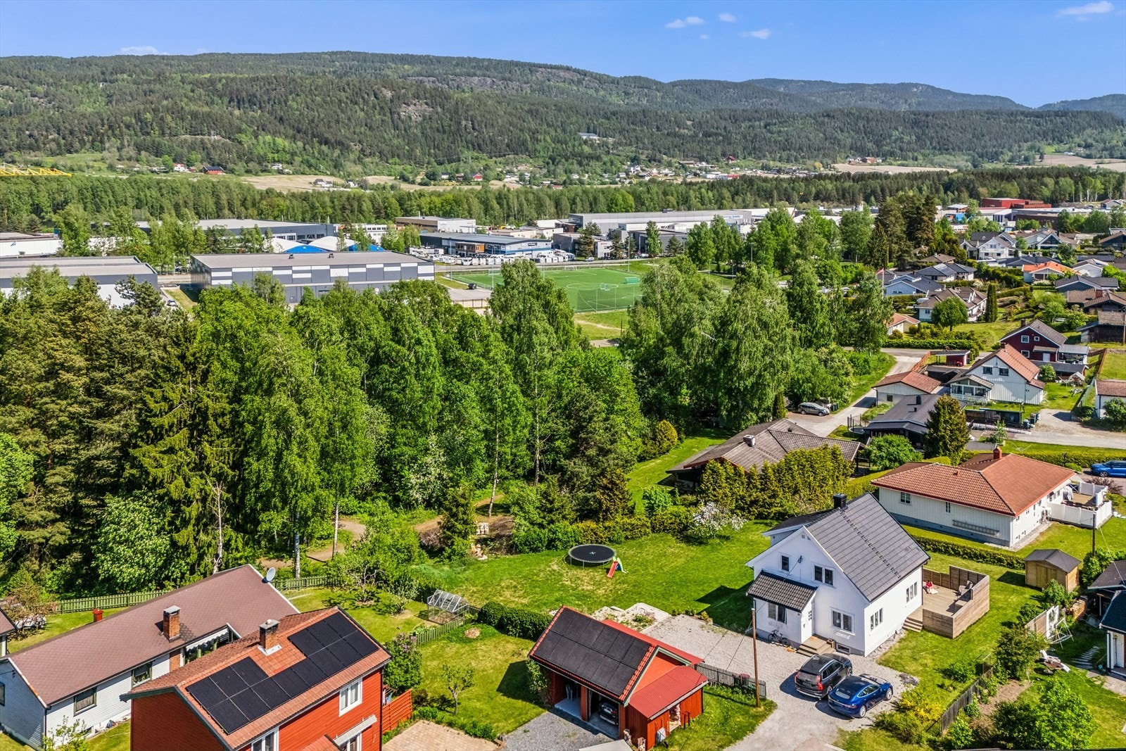 Meget kort vei til fine turmuligheter langs elven både sommer og vinter. Kun noen minutter å gå til nærbutikken Joker. Galleribilde