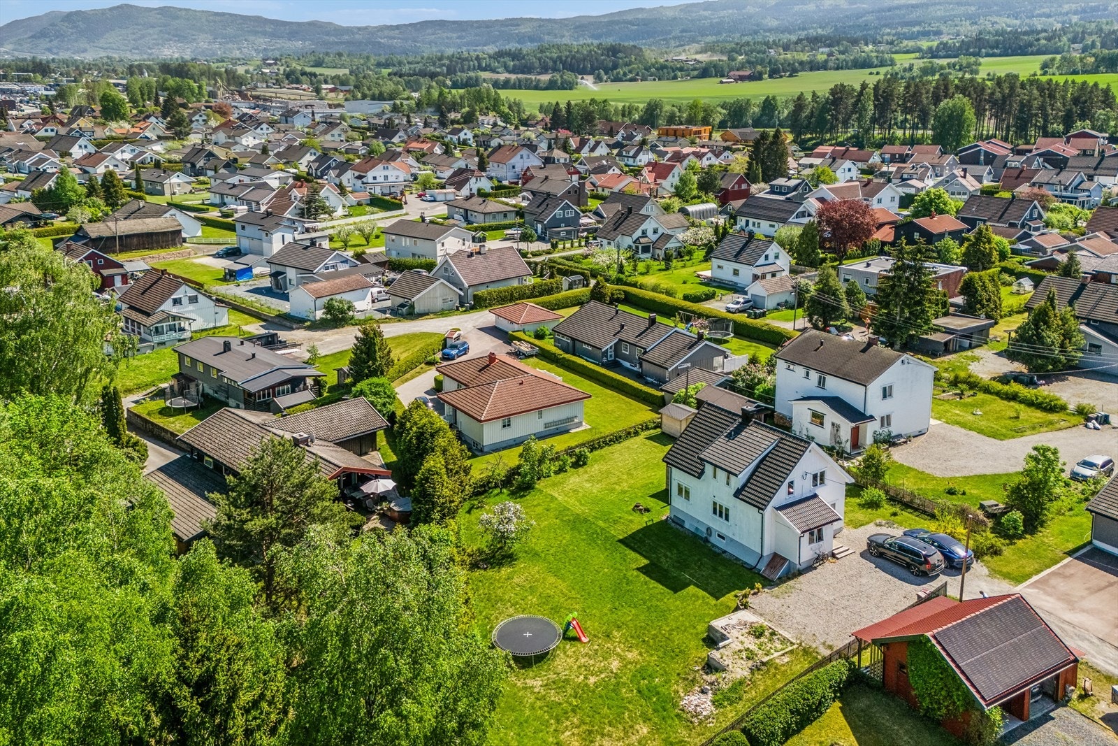 Velkommen til Granmoveien! Tomten som er til salgs ligger mellom eneboligen og friområdet, og er på 629 kvm, Galleribilde