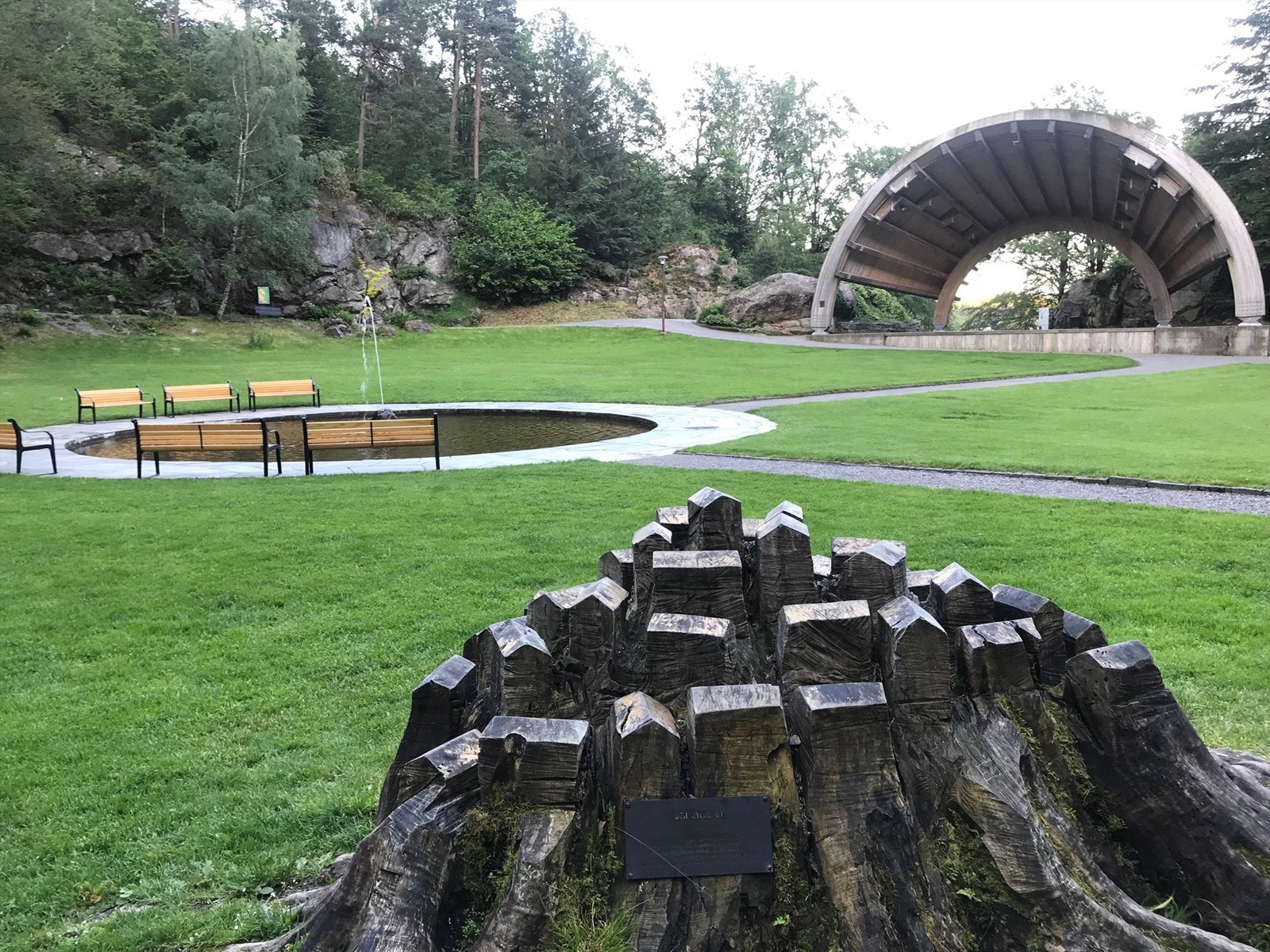 Ravnedalen scene med arrangement og konserter om sommeren Galleribilde