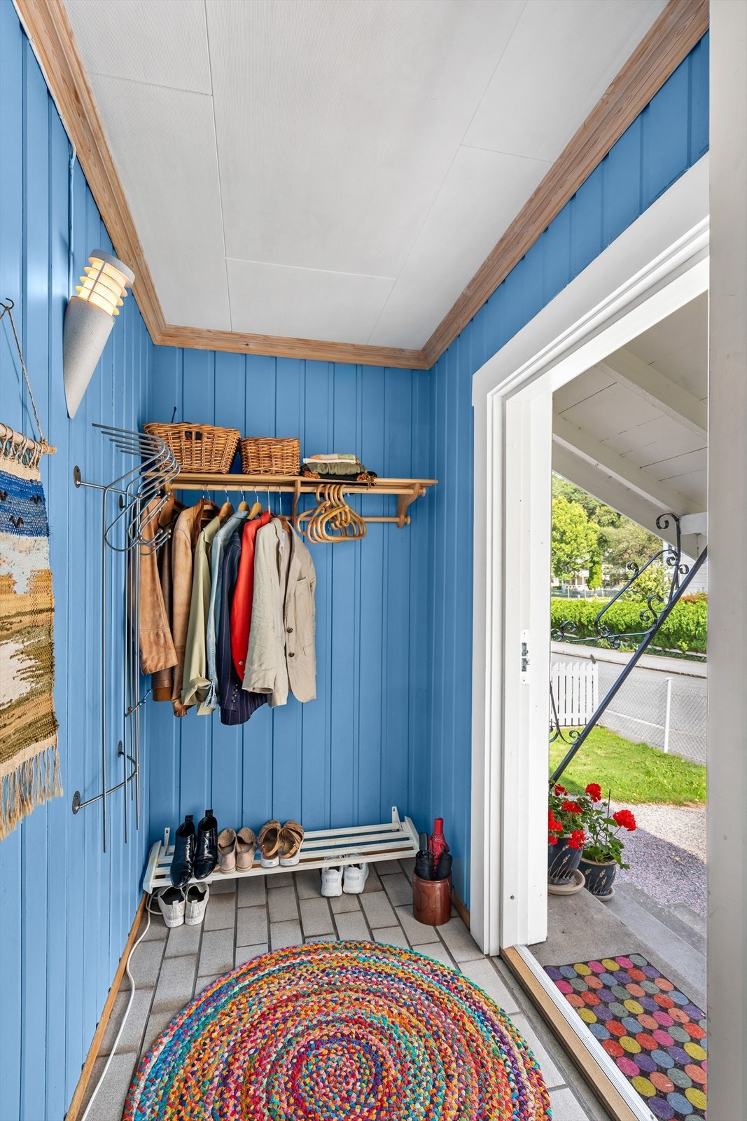 Vindfang med plass til ytterklær Galleribilde