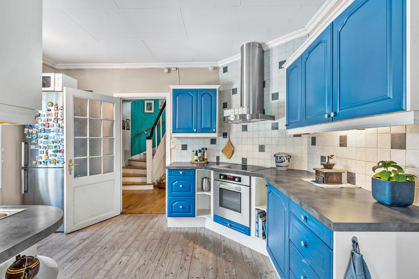 Kjøkken fra ca. 1995, oppgradert i ca. 2010 med hvitevarer, fliser og benkeplate Galleribilde