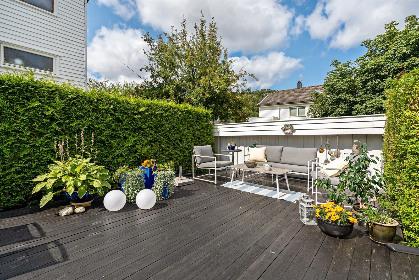 Uteplassene og tomten er omkranset med tujahekker, gjerde og er en lettstelt eiendom Galleribilde