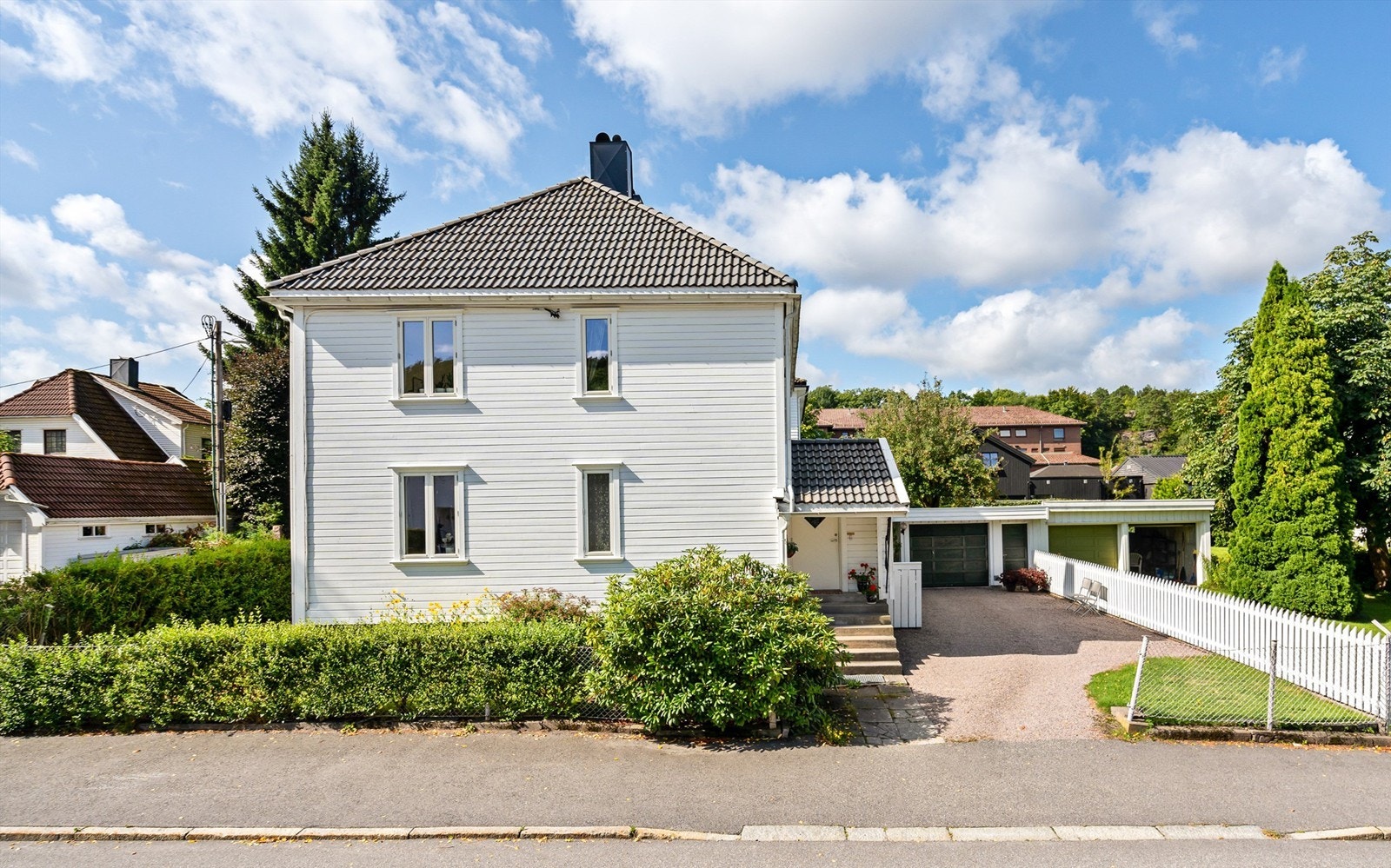 Modernisert og hyggelig enebolig med usjenert og solrik uteplass Galleribilde