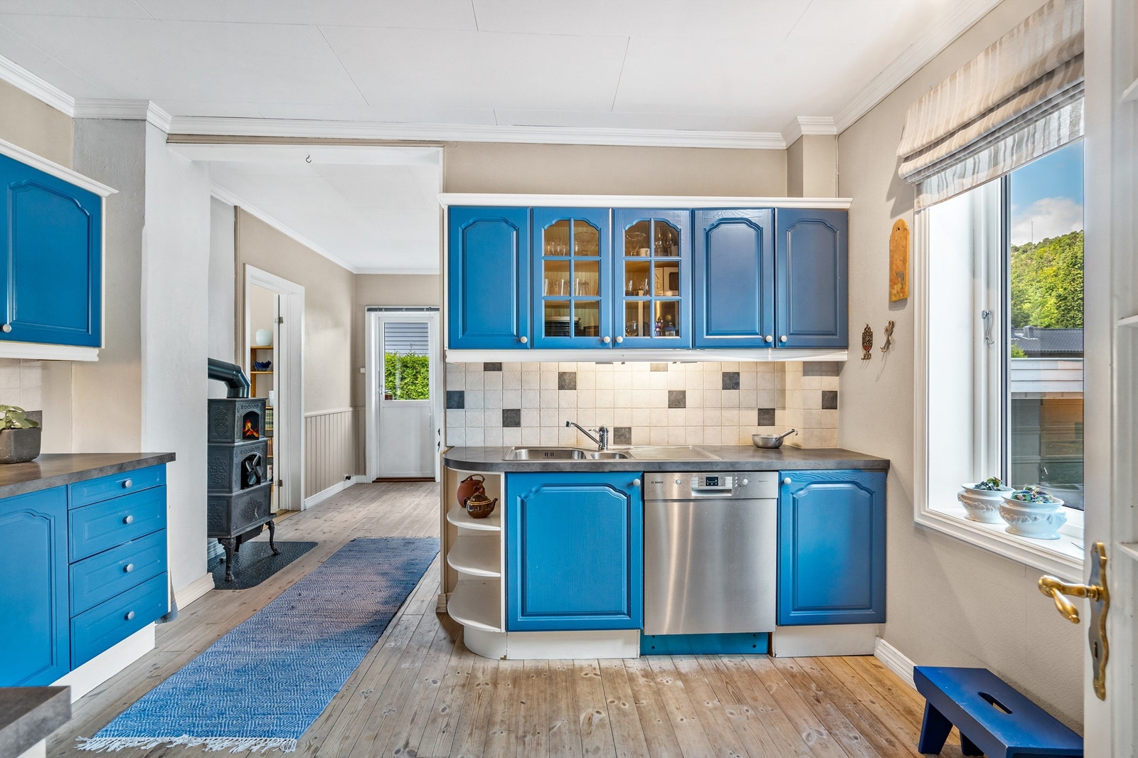 Romslig kjøkkenrom i velholdt og god stand med etasjeovn Galleribilde