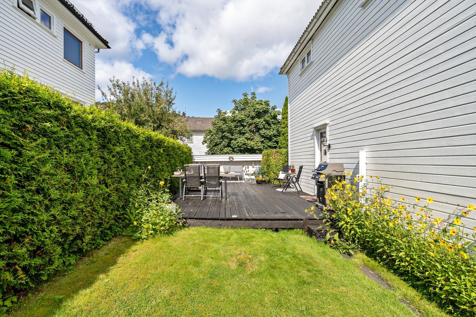 Svært solrik og koselig uteplass med tilgang til hage som er perfekt for store, små og kanskje firbeinte? Galleribilde