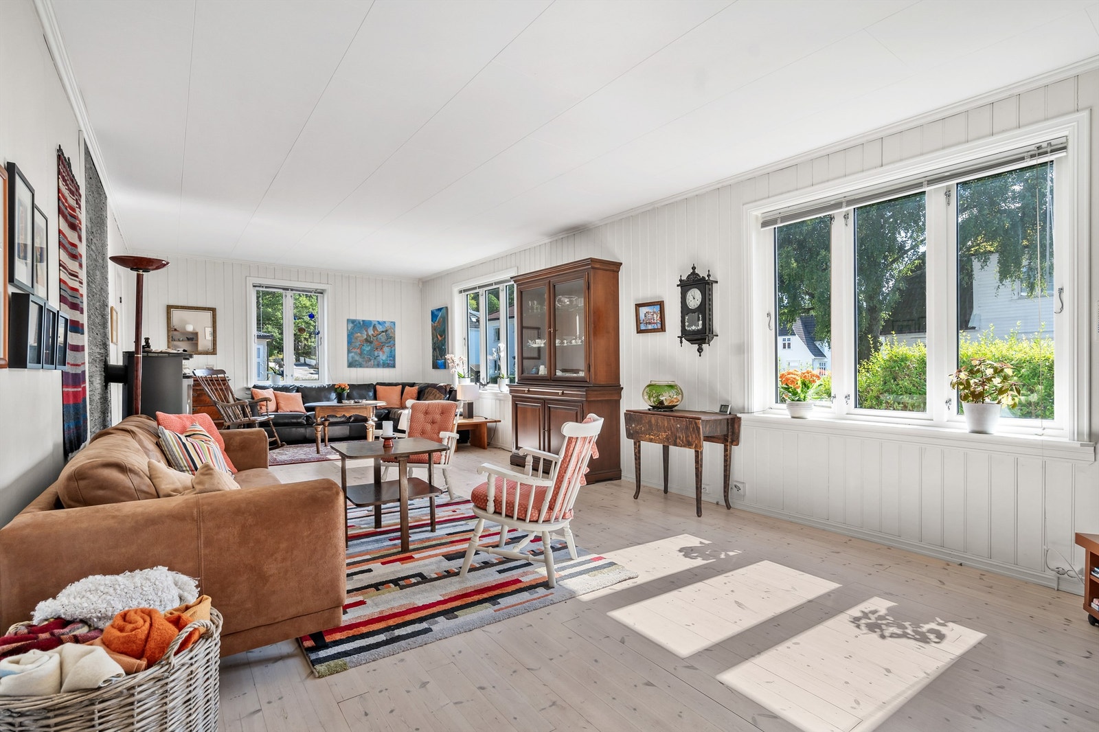 Svært åpen og romslig stue med god plass til flere sittegrupper, eller kanskje et langbord? Galleribilde