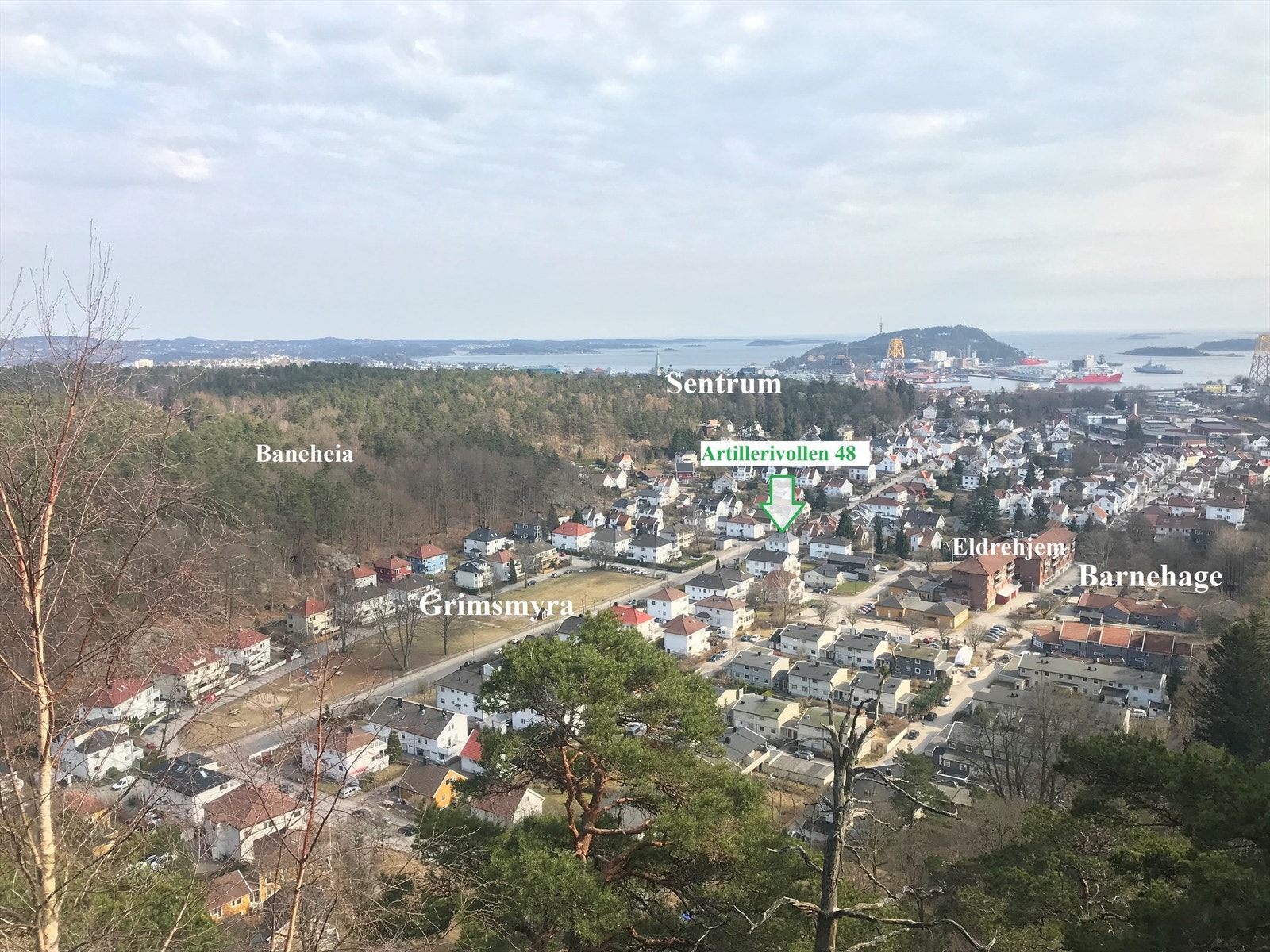 Sentrumsnær enebolig ca. 1 km fra sentrum - Oversiktsbilde over område og pil på bolig Galleribilde