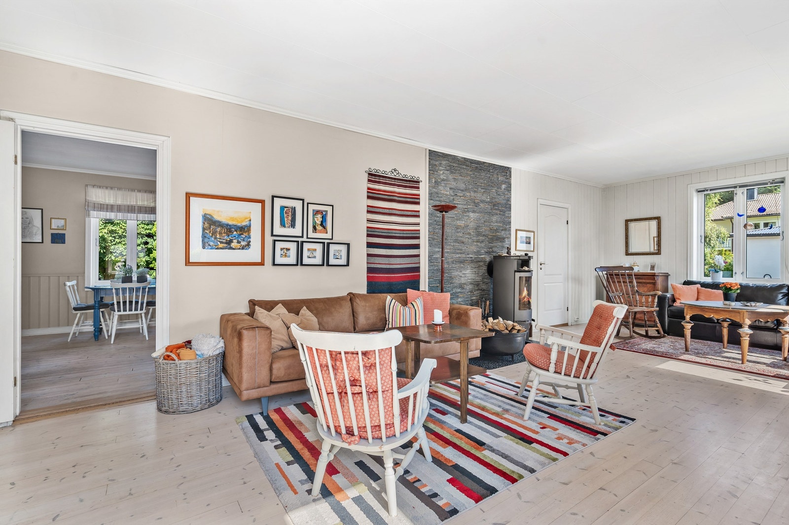 Sosial og åpen planløsning i 1 etasje - Rommene kan evt. deles opp om ønskelig Galleribilde