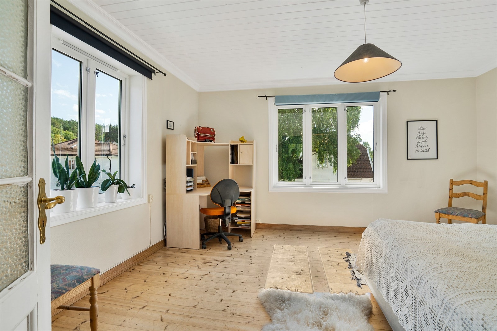 Soverom 1 - Meget romslig med god plass til kontor, klær, sofa og dobbeltseng Galleribilde