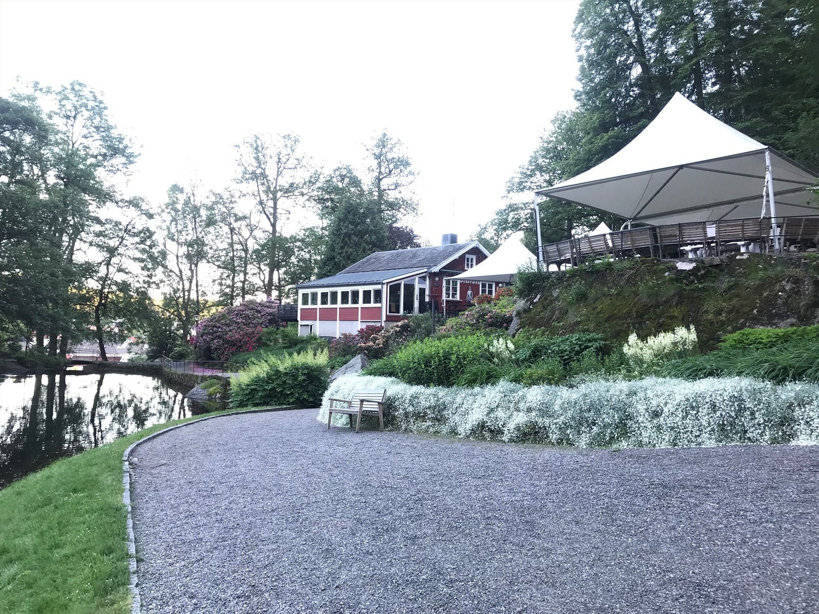 Cafe Generalen med servering av mat, drikke og arrangement om sommeren Galleribilde