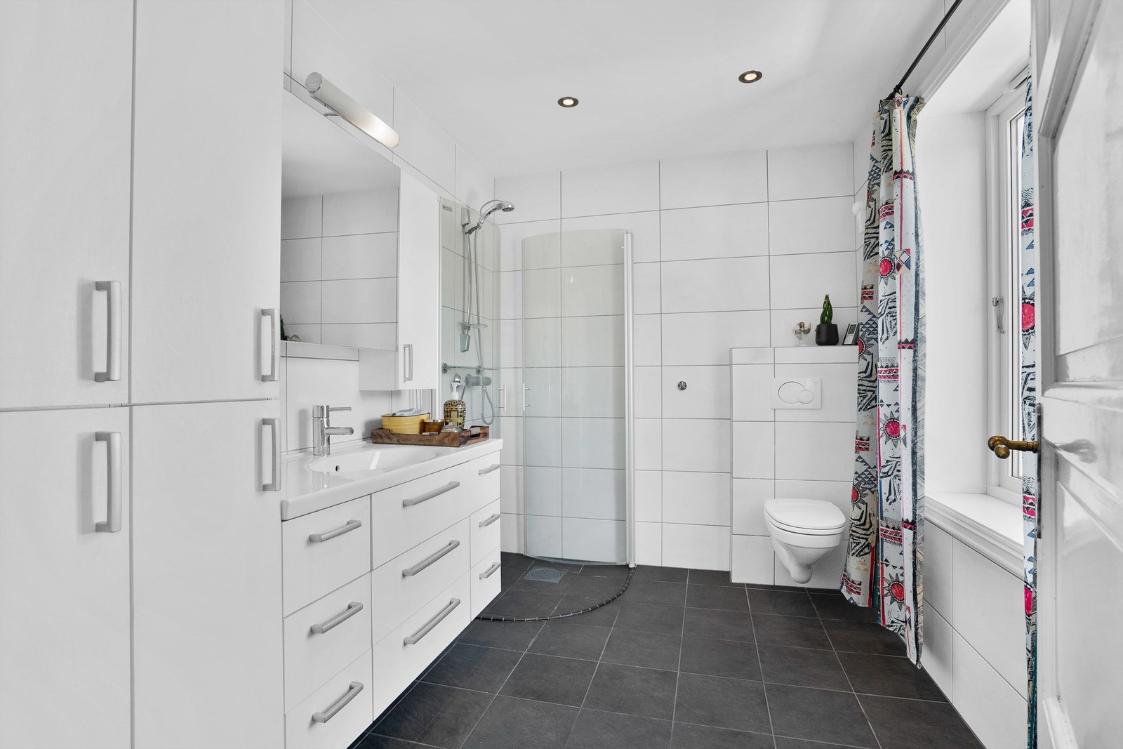 Tidløst og totalrenovert baderom fra 2007, nye rør, spotter og varmekabler i gulv Galleribilde