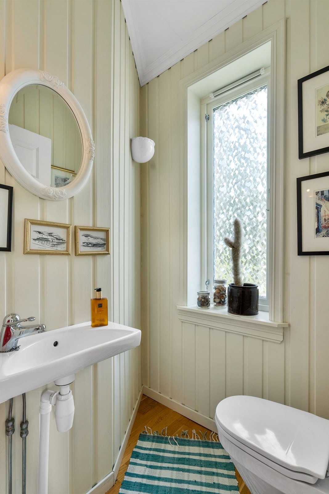 Praktisk med gjestetoalett i første etasje, nytt toalett og modernisert rom i ca. 2005 Galleribilde